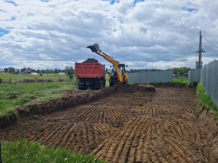 Планировка участка экскаватором-погрузчиком